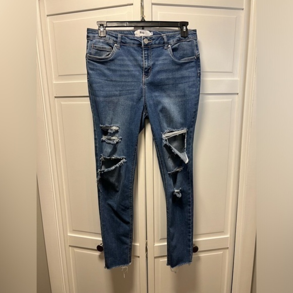 Refuge Denim RIO Mid Rise Push Up Distressed Jeans With Raw Hem Size Jun…
